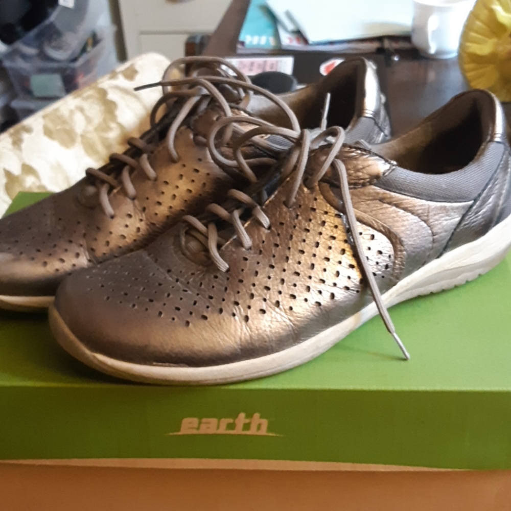 Pewter leather Earth walking shoe